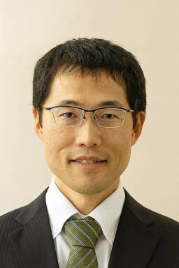 ともに行政書士事務所の担当者顔写真。お客様との信頼関係を大切にする専門家。